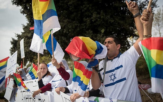 Militants et membres de la communauté druze manifestent contre la loi de l'État-nation devant la Knesset, le 15 octobre 2018. (Crédit : Yonatan Sindel/Flash90) Militants et membres de la communauté druze manifestent contre la loi de l'État-nation devant la Knesset, le 15 octobre 2018. (Crédit : Yonatan Sindel/Flash90)
