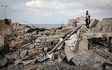 Un Palestinien marche sur des débris suite à une frappe de représailles de l'armée israélienne près de la ville de Rafah, au sud de la bande de Gaza,  le 17 octobre 2018 (Crédit : SAID KHATIB / AFP)