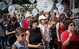 Des manifestants à un rassemblement contre les violences faites aux femmes à Tel Aviv le 18 octobre 2018 (Crédit : Miriam Alster / Flash90).