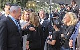 Le Premier ministre Benjamin Netanyahu parle avec la petite-fille de l'ex-Premier ministre Yitzhak Rabin, Noa Rothman, lors de la cérémonie d'Etat à la mémoire de Rabin, au 23ème anniversaire de son assassinat, le 21 octobre 2018 (Crédit : Marc Israel Sellem/POOL)