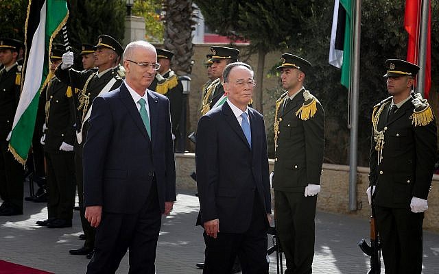 Le vice-président chinois Wang Qishan et le Premier ministre de l'Autorité palestinienne Rami Hamdallah traversent une haie d'honneur dans la ville de Ramallah, en Cisjordanie, le 23 octobre 2018 (Crédit : Flash90) Le vice-président chinois Wang Qishan et le Premier ministre de l'Autorité palestinienne Rami Hamdallah traversent une haie d'honneur dans la ville de Ramallah, en Cisjordanie, le 23 octobre 2018 (Crédit : Flash90)