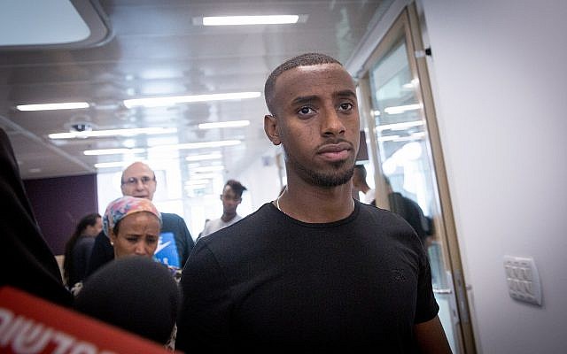 Le joueur de football de Premier league israélienne Itzhak Asefa, durant une audience à la cour de district de Tel Aviv, le 24 octobre 2018. (Crédit : Miriam Alster/Flash90) Le joueur de football de Premier league israélienne Itzhak Asefa, durant une audience à la cour de district de Tel Aviv, le 24 octobre 2018. (Crédit : Miriam Alster/Flash90)