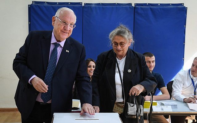 Le président Reuven Rivlin et son épouse Nechama déposent leur bulletin dans l'urne dans un bureau de vote le matin des élections municipales du 30 octobre 2018 à Jérusalem. (Crédit : Mark Neyman/GPO)