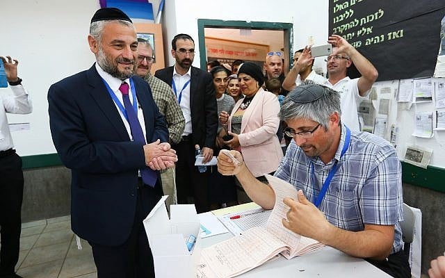 Le candidat à la mairie de Beit Shemesh Moshe Abutbul, maire en exercice, vote dans un bureau pour les élections municipales à Beit Shemesh, le 30 octobre 2018 (Crédit : Yaakov Lederman/Flash90) Le candidat à la mairie de Beit Shemesh Moshe Abutbul, maire en exercice, vote dans un bureau pour les élections municipales à Beit Shemesh, le 30 octobre 2018 (Crédit : Yaakov Lederman/Flash90)