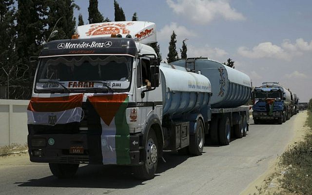 Des camions égyptiens transportant du fuel entrent dans la centrale électrique de Gaza, à Nusseirat, le 21 juin 2017 (Crédit : AP Photo/Adel Hana) Des camions égyptiens transportant du fuel entrent dans la centrale électrique de Gaza, à Nusseirat, le 21 juin 2017 (Crédit : AP Photo/Adel Hana)