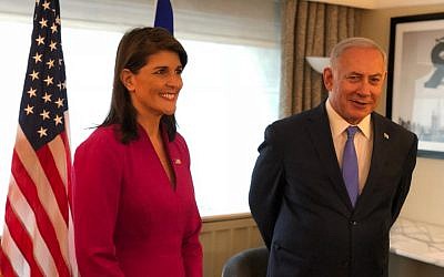 L'ambassadrice américaine aux Nations unies Nikki Haley, à gauche, rencontre le Premier ministre Benjamin Netanyahu à New York pendant l'Assemblée générale de l'ONU, le 25 septembnre 2018 (Crédit : Avi Ohayun/GPO)
