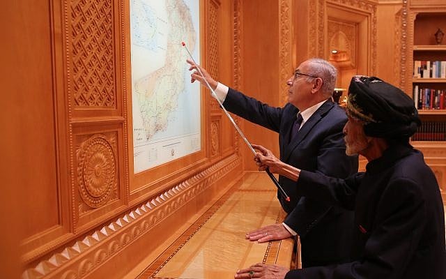 Le Premier ministre Benjamin Netanyahu est accueilli par le sultan Qaboos bin Said à Oman, le 26 octobre 2018. (Crédit : autorisation) Le Premier ministre Benjamin Netanyahu est accueilli par le sultan Qaboos bin Said à Oman, le 26 octobre 2018. (Crédit : autorisation)