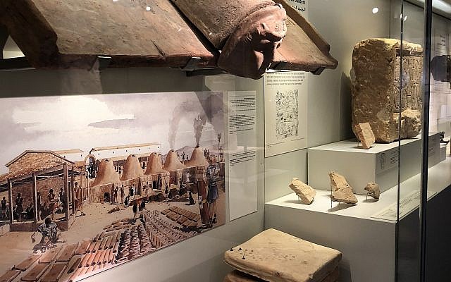 Les artéfacts de la légion romaine obtenus pendant les fouilles près du Palais des congrès de Jérusalem, désormais exposées au musée d'Israël, le 9 octobre 2018. (Crédit : Amanda Borschel-Dan/ Times of Israel)