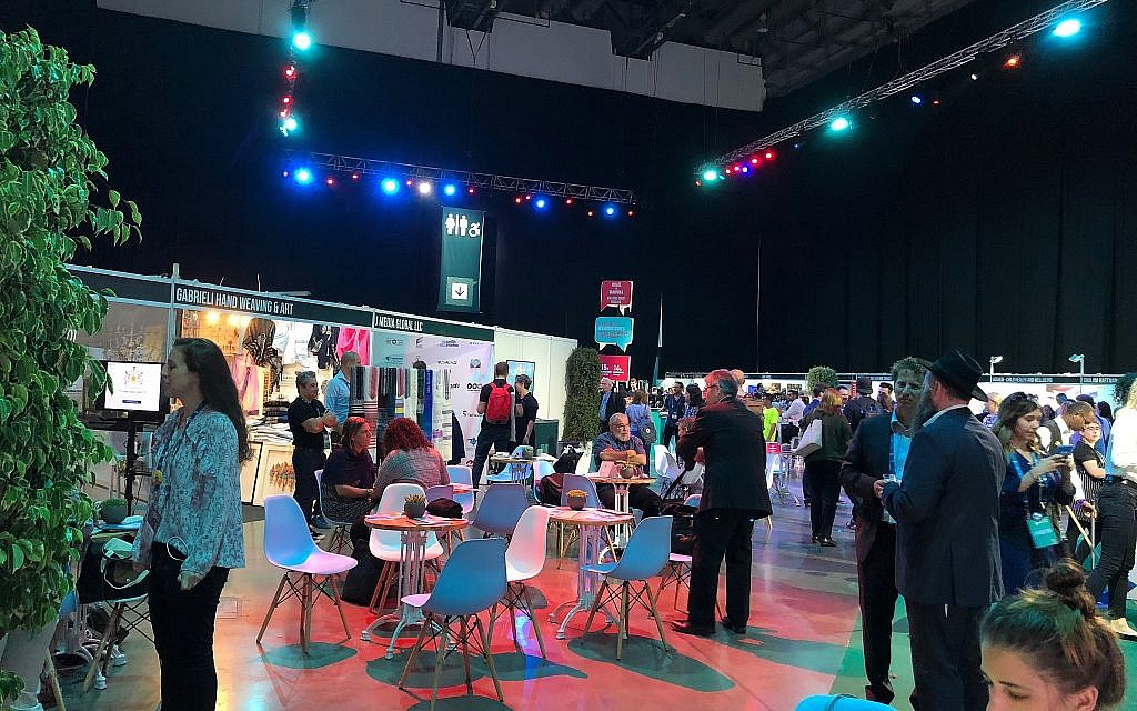 Le hall d'exposition de l'Assemblée générale de la Fédération juive d'Amérique du Nord (JFNA - Jewish Federation of North America) à Tel Aviv, le 22 octobre 2018. (Amanda Borschel-Dan / Times of Israel)