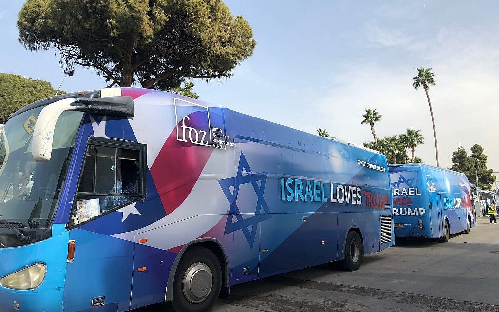 Deux bus du musée des Amis de Sion, portant l'inscription "Israël aime Trump" lors de l'Assemblée générale de la Fédération juive d'Amérique du Nord (JFNA) à Tel Aviv, le 24 octobre 2018. (Amanda Borschel-Dan / Times of Israel)