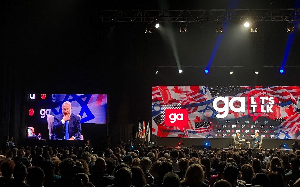 Le Premier ministre Benjamin Netanyahu (à droite et en médaillon) et Richard Sandler, président sortant du conseil d'administration de la Fédération juive d'Amérique du Nord, lors de l'Assemblée générale de la JFNA (Jewish Federation of North America) à Tel Aviv, le 24 octobre 2018. (Amanda Borschel-Dan / Times of Israel)