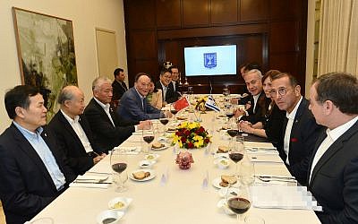 Le Premier ministre Benjamin Netanyahu avec le vice-président chinois Wang Qishan à la résidence du Premier ministre à Jérusalem, le 22 octobre 2018. (Crédit : Kobi Gideon/GPO)