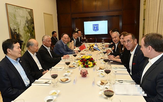 Le Premier ministre Benjamin Netanyahu avec le vice-président chinois Wang Qishan à la résidence du Premier ministre à Jérusalem, le 22 octobre 2018. (Crédit : Kobi Gideon/GPO) Le Premier ministre Benjamin Netanyahu avec le vice-président chinois Wang Qishan à la résidence du Premier ministre à Jérusalem, le 22 octobre 2018. (Crédit : Kobi Gideon/GPO)