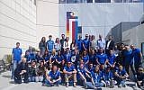 L'équipe olympique junior israélienne visite le siège reconstruit du centre de l'AMIA à  Buenos Aires, le 19 octobre 2018 (Autorisation/Ambassade israélienne de  on Buenos Aires)