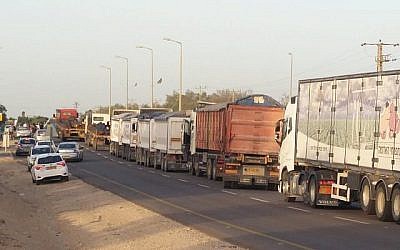 Une file de camion qui attend de pouvoir entrer à Gaza, le 29 octobre 2018. (Crédit : Im Tirtzu)