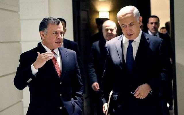 Le Premier ministre israélien Benjamin Netanyahu et le roi de Jordanie Abdallah II durant une visite surprise du Premier ministre à Amman, le 16 janvier 2014. (Crédit : AP/Yousef Allan/Jordanian Royal Palace) Le Premier ministre israélien Benjamin Netanyahu et le roi de Jordanie Abdallah II durant une visite surprise du Premier ministre à Amman, le 16 janvier 2014. (Crédit : AP/Yousef Allan/Jordanian Royal Palace)