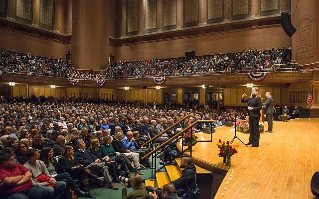 Naftali Bennett rendant hommage aux victimes de la synagogue de Pittsburgh (Crédit : Alexi Rosenfeld)