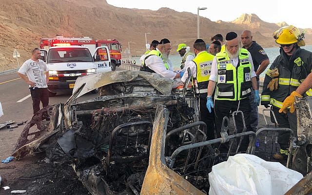 Des secouristes de ZAKA sur les lieux d'une collision frontale mortelle sur la route 90, près de la mer Morte, le 30 octobre 2018. (ZAKA)