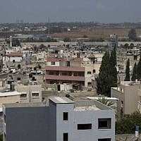 Photo d'illustration : Un quartier de la ville de Qalqilya, en Cisjordanie, le 5 juillet 2017. (Crédit: Nasser Nasser/AP)