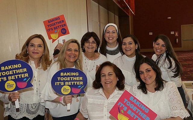 Préalablement au Shabbat Project de cette année, des femmes de la communauté juive du Panama présentent le Pink Challah Bake. (Autorisation)