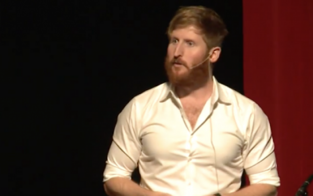 Le professeur de l'université du Michigan John Cheney-Lippold lors d'un festival des sciences humaines à Chicago, en novembre 2015 (Capture d'écran : YouTube) Le professeur de l'université du Michigan John Cheney-Lippold lors d'un festival des sciences humaines à Chicago, en novembre 2015 (Capture d'écran : YouTube)