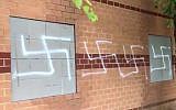 Des croix gammées peintes sur la façade d'un centre communautaire de Fairfax, en Virginie, le 6 octobre 2018. (Crédit : capture d'écran Twitter)