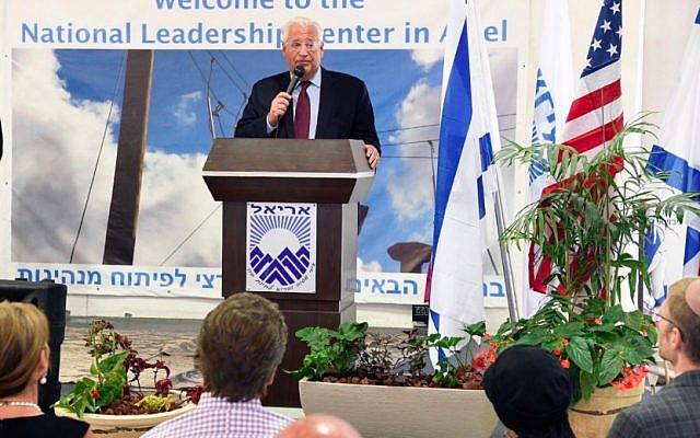 L'ambassadeur américain en Israël   David Friedman lors d'un événement organisé par la chambre de commerce de Judée-Samarie dans l'implantation d'Ariel, au nord de la Cisjordanie, le 16 octobre 2018 (Crédit : Matty Stern/US Embassy)