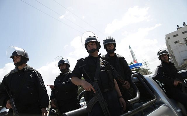 Les forces de sécurité du Hamas, à Gaza City, le 4 avril 2013. (Crédit : Wissam Nassar/FLASH90) Les forces de sécurité du Hamas, à Gaza City, le 4 avril 2013. (Crédit : Wissam Nassar/FLASH90)