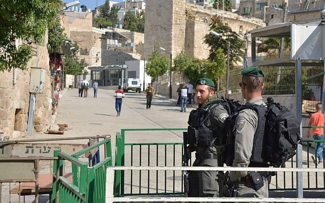 La police des frontières garde un poste près du Tombeau des Patriarches à Hébron, où un engin explosif a été neutralisé par des démineurs le 10 juin 2018. (Police d'Israël)