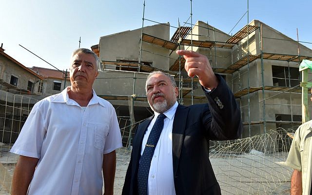 Le ministre de la Défense Avigdor Liberman visite l'implantation de Karnei Shomron, le 2 octobre 2018 (Crédit : Ariel Hermoni/ministère de la Défense) Le ministre de la Défense Avigdor Liberman visite l'implantation de Karnei Shomron, le 2 octobre 2018 (Crédit : Ariel Hermoni/ministère de la Défense)