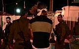 Les soldats israéliens arrêtent l'auteur présumé d'un attentat à l'arme blanche commis contre un soldat réserviste aux abords d'une base de l'armée israélienne dans le nord de la Cisjordanie, le 12 octobre 2018 (Crédit : Nasser Ishtayeh/Flash90)