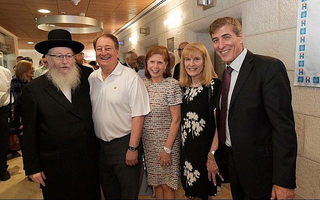 Le vice-ministre à la Santé,  Yaakov Litzman, à gauche, avec Howard Milstein, Abby Milstein, Ellen Hershkin, et le professeur Chaim Lotan, le vendredi 12 octobre 2018 (Autorisation)