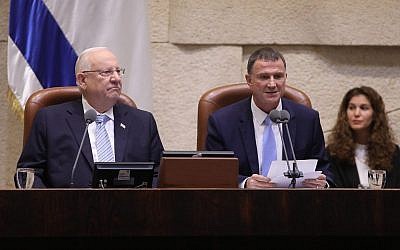 Le président Reuven Rivlin (à gauche) et le président de la Knesset Yuli Edelstein à l'ouverture de la session parlementaire d'hiver, le 15 octobre 2018. (Crédit : Knesset)