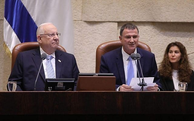 Le président Reuven Rivlin (à gauche) et le président de la Knesset Yuli Edelstein à l'ouverture de la session parlementaire d'hiver, le 15 octobre 2018. (Crédit : Knesset)