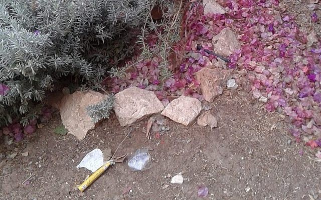 Un dispositif suspect, apparemment incendiaire, attaché à des ballons qui a été retrouvé dans le quartier de Ramat Eshkol, au nord de Jérusalem, le 25 octobre 2018 (Crédit : Police israélienne)