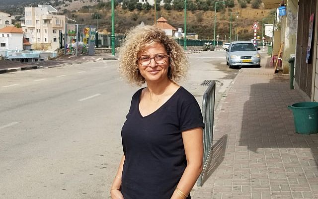 Sameera Rada Emran, candidate à la mairie d'Ein Qinya, devant son domicile, le 23 octobre 2018. (Adam Rasgon/Times of Israel)