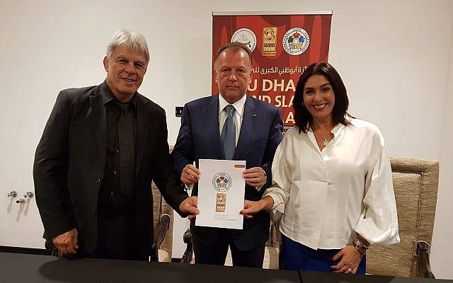 De gauche à droite : La ministre de la Culture Miri Regev, le président de la fédération internationale de judo Marius Vizel et le président de l'Association israélienne de judo Moshe Ponte après la signature d'un accord déterminant l'accueil par Israël d'un événement de Grand Prix, le 28 octobre 2018 (Crédit :  Guy Inbar)
