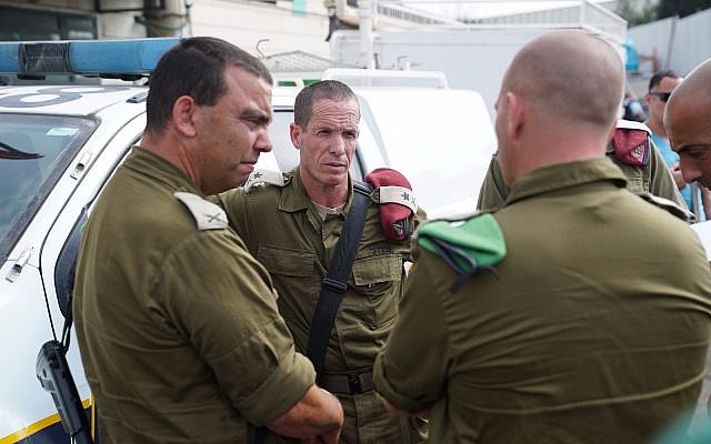 Les forces de sécurité israéliennes sur la scène d'une fusillade au parc industriel Barkan, en Cisjordanie, le 7 octobre 2018 (Crédit : Flash90)