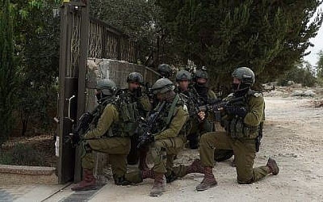 Des soldats israéliens participent à des opérations dans le village de Shuweika, au nord de la Cisjordanie, le 7 octobre 2018. (Armée israélienne) Des soldats israéliens participent à des opérations dans le village de Shuweika, au nord de la Cisjordanie, le 7 octobre 2018. (Armée israélienne)