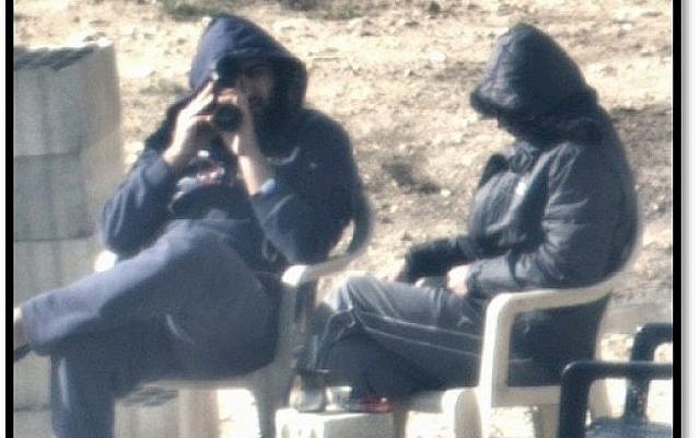 Des hommes libanais, dont Tsahal dit être des membres du groupe terroriste du Hezbollah, scrutent Israël depuis un poste d'observation près de la frontière, comme le montrent les images publiées par les autorités militaires le 22 octobre 2018. (Armée israélienne) Des hommes libanais, dont Tsahal dit être des membres du groupe terroriste du Hezbollah, scrutent Israël depuis un poste d'observation près de la frontière, comme le montrent les images publiées par les autorités militaires le 22 octobre 2018. (Armée israélienne)