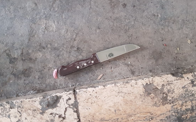 Un couteau trouvé sur un Palestinien arrivé au tombeau des patriarches et qui, selon la police, voulait commettre un attentat , le 23 octobre 2018 (Crédit : Police israélienne)