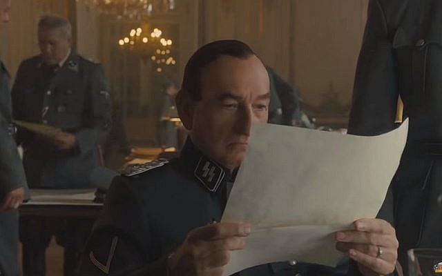 Ben Kingsley incarne Adolf Eichmann dans 'Operation Finale.' (Crédit : capture d'écran YouTube)
