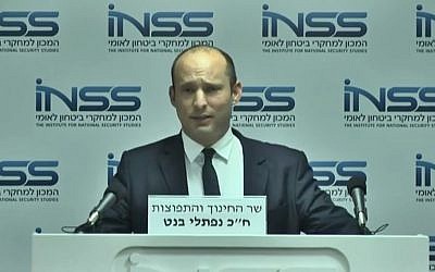 Le ministre de l'Éducation, Naftali Bennett, prend la parole à l'Institut d'études sur la sécurité nationale (Institute for National Security Studies - INSS) le 8 octobre 2018. (Capture d'écran : Ynet news)