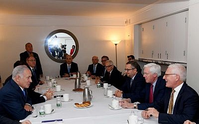 Le Premier ministre Benjamin Netanyahu, à gauche, rencontre des leaders juifs américains à New York, le 28 septembre 2018 (Crédit : PMO)