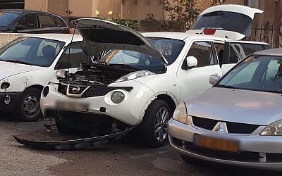 Une voiture appartenant à une responsable des prisons qui a été endommagée par une bombe (Crédit : Service israélien des prisons)