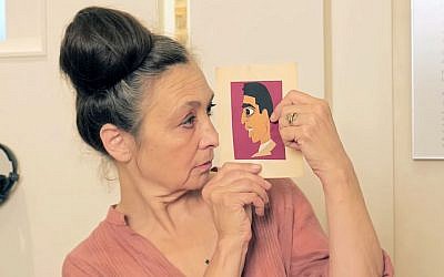 Catherine Ringer en 2018 au mahJ tenant un dessin de son père Samuel (Crédit: capture d'écran MahJ/Youtube)