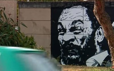 Cette fresque représentant Dieudonné orne un mur de la ville de Selestat depuis plus de 2 ans (Crédit: capture d'écran France 3/Youtube)