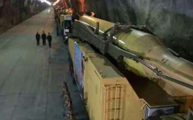 Un missile balistique dans une base souterraine, située dans un endroit secret du pays, à 500 mètres de profondeur. (Crédit : capture d'écran PressTV)