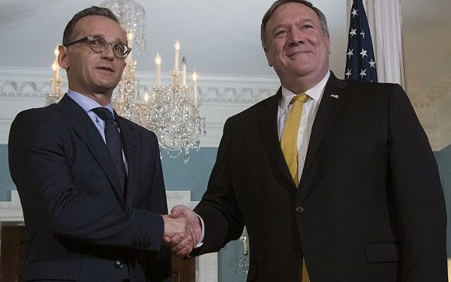 Le Secrétaire d'État américain Mike Pompeo (à droite) serre la main du Ministre des Affaires étrangères allemand Heiko Maas au Département d'État à Washington D.C le 3 octobre 2018 (AFP PHOTO, Jim Watson) Le Secrétaire d'État américain Mike Pompeo (à droite) serre la main du Ministre des Affaires étrangères allemand Heiko Maas au Département d'État à Washington D.C le 3 octobre 2018 (AFP PHOTO, Jim Watson)