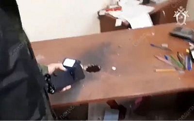 Les dégâts du colis piégé livré au bureau de Mikhaïl Skoblionok à Kazar, au Tatarstan, le 15 octobre 2018. (Capture d'écran : Twitter)